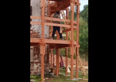 В Ярославской области жителей встревожили развешенные у храма туши баранов   