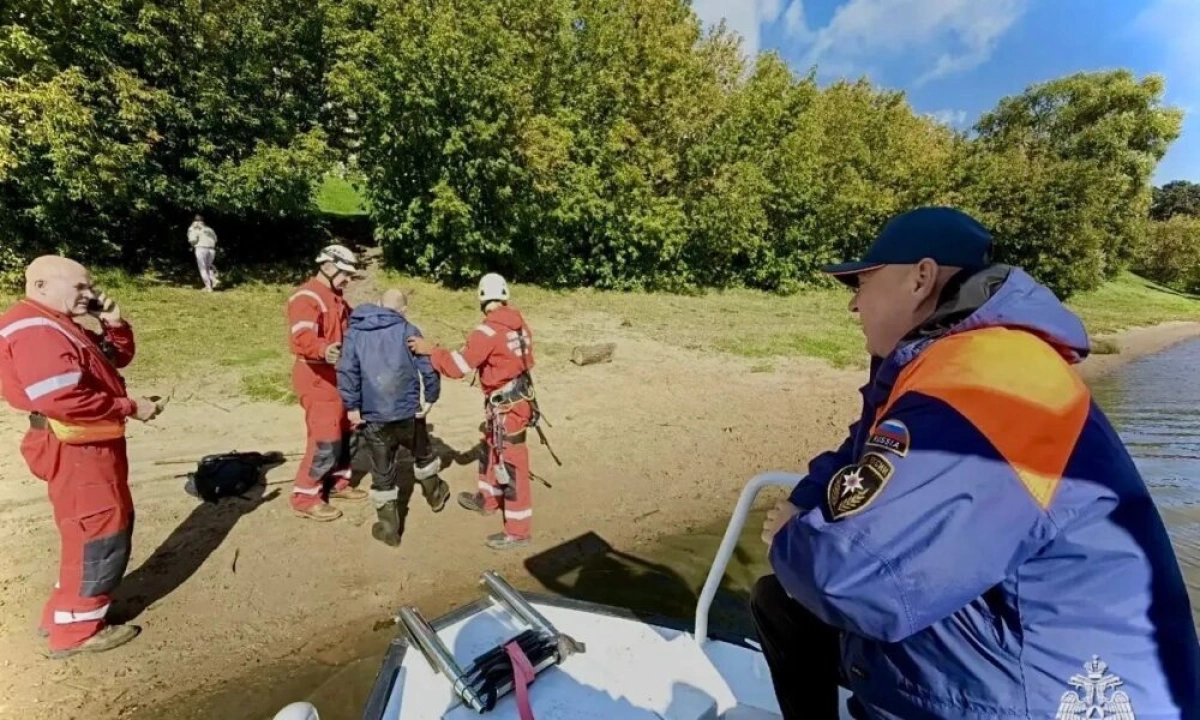 В Ярославле рыбаки и сотрудники МЧС спасли упавшего с опоры моста мужчину В Ярославле рыбаки и сотрудники МЧС спасли упавшего с опоры моста мужчину