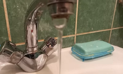 В Ярославле жители жалуются на воду с запахом рыбы и болота