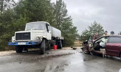 Под Ярославлем столкнулись молоковоз и легковушка