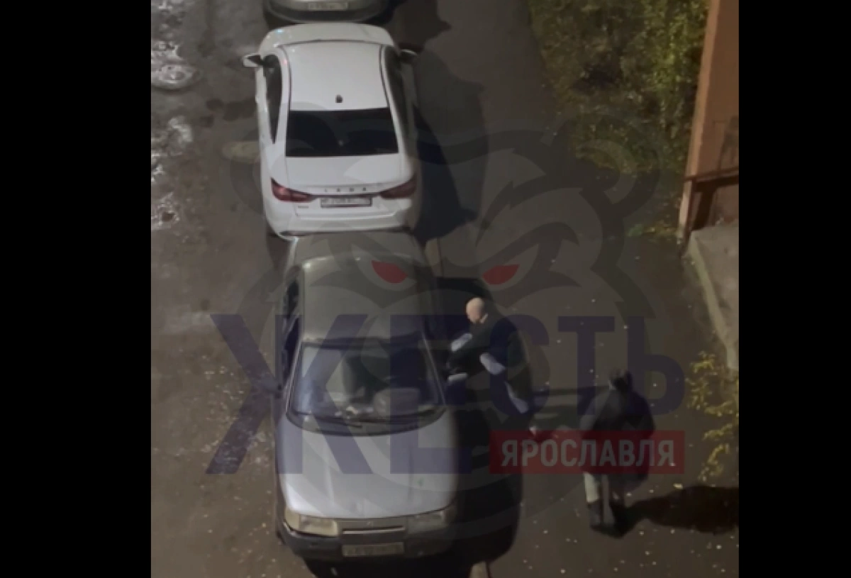 В Ярославле перед разгромом чужого авто буйный мигрант избил сотрудницу пункта выдачи В Ярославле перед разгромом чужого авто буйный мигрант избил сотрудницу пункта выдачи