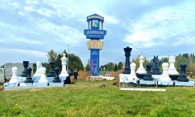 Стелу с шахматными фигурами устанавливают на трассе М8 в Ярославской области 