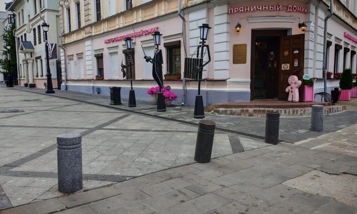 В Ярославле на улице Максимова установили ограничители въезда В Ярославле на улице Максимова установили ограничители въезда