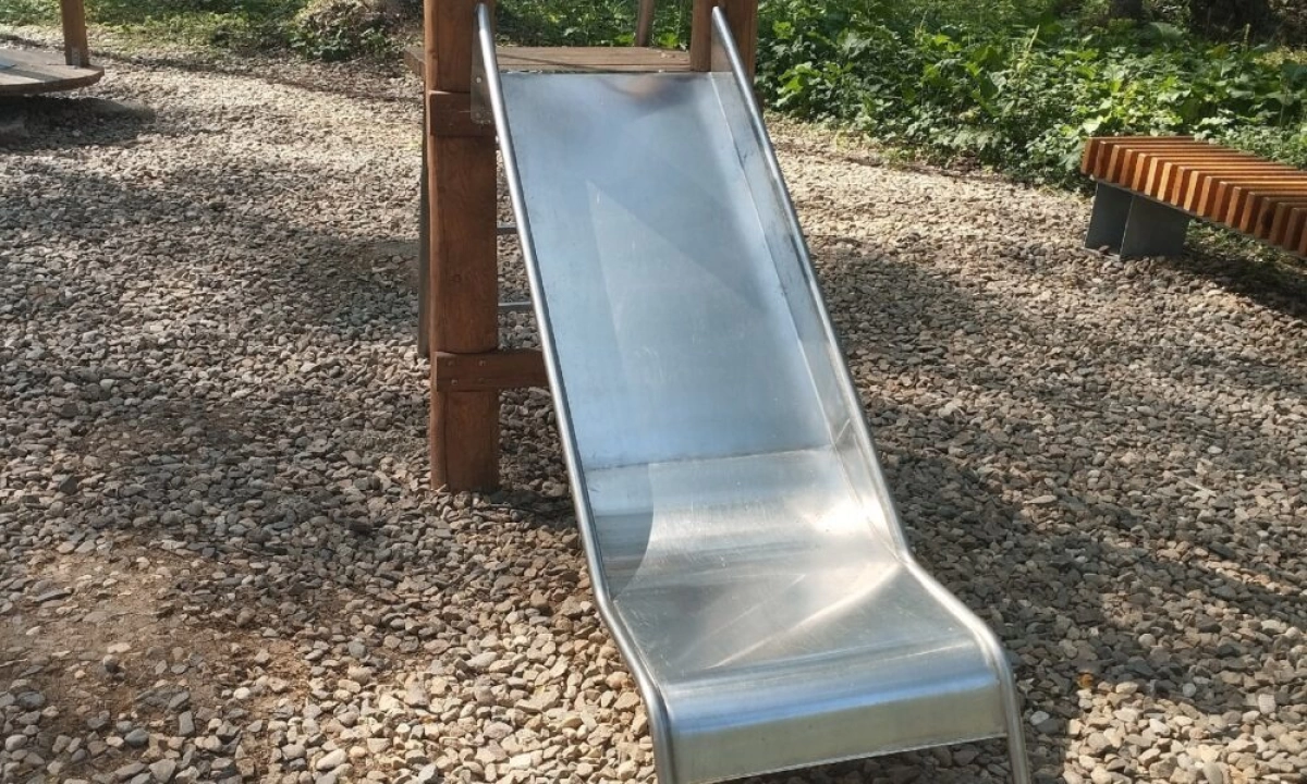 В Ярославской области малыш разбил лицо об гравий, насыпанный вокруг горки В Ярославской области малыш разбил лицо об гравий, насыпанный вокруг горки