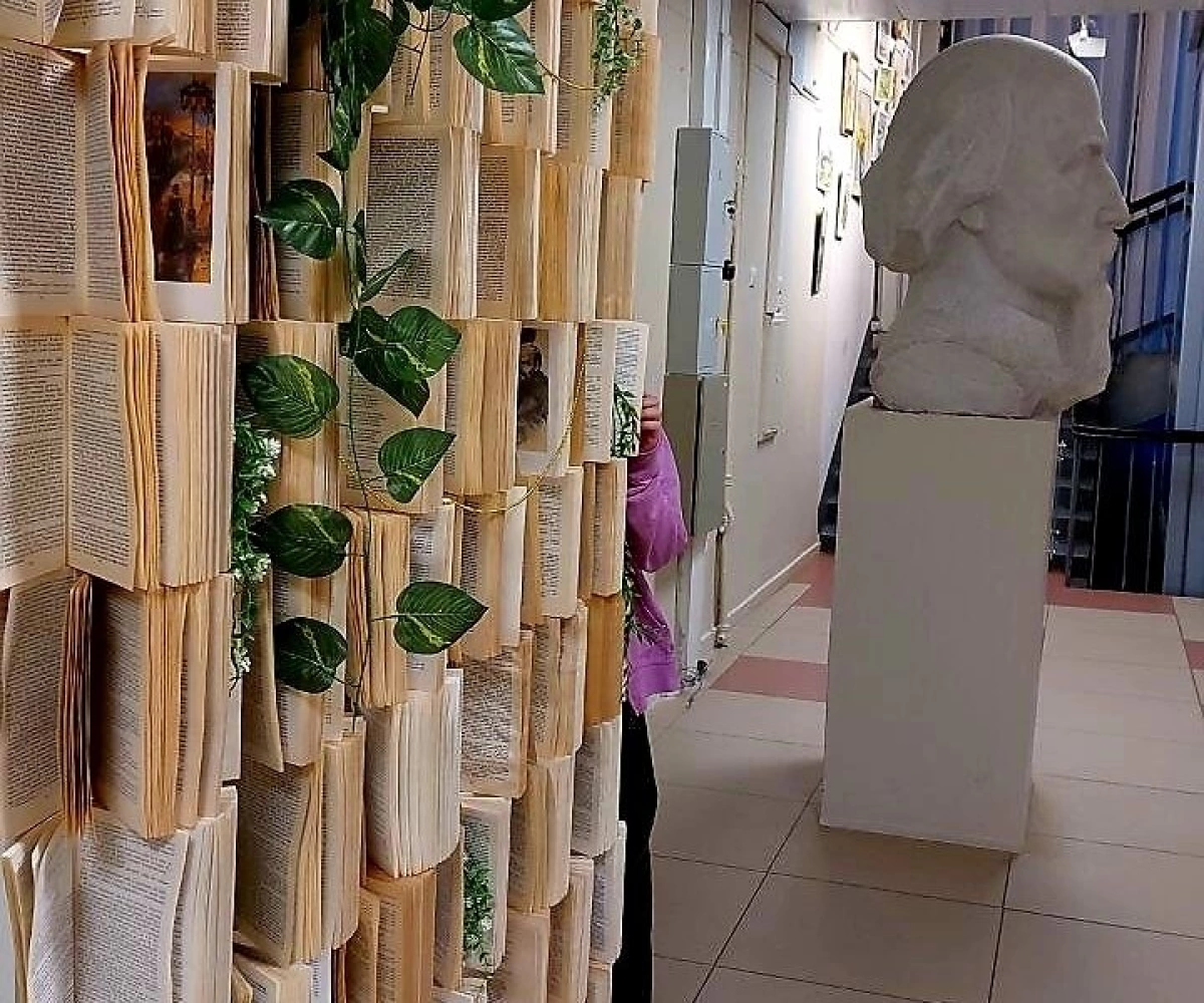 Ярославну возмутила инсталляция из разорванных книг в областной библиотеке