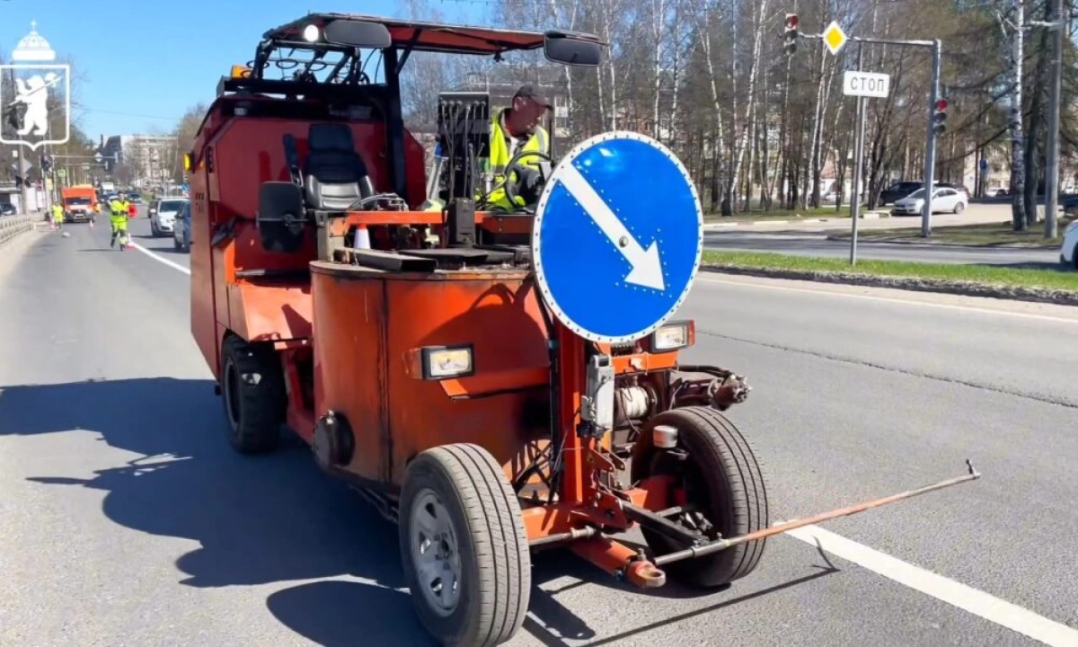 В Ярославле на проспекте Авиаторов размечают выделенку для автобусов