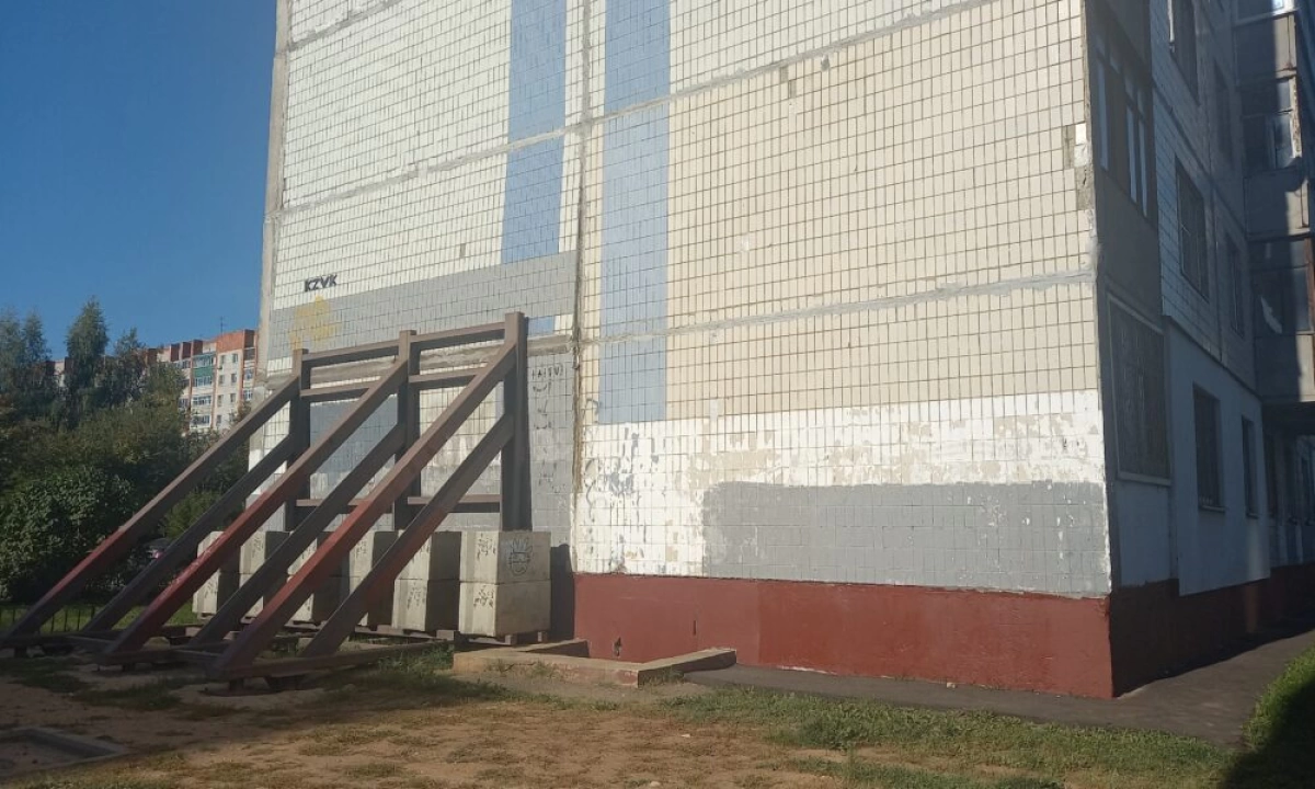 В Ярославле эксперты не исключили частичное обрушение десятиэтажки с отходящей стеной В Ярославле эксперты не исключили частичное обрушение десятиэтажки с отходящей стеной