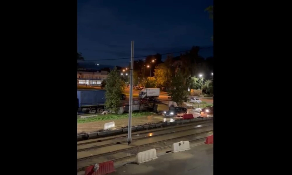 В Ярославле улица Чкалова превратилась в бассейн с глиняной жижей В Ярославле улица Чкалова превратилась в бассейн с глиняной жижей