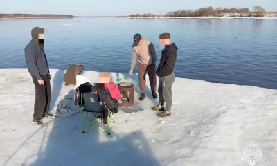 В Ярославле снятые с дрейфующей льдины экстремалы сбежали, не дождавшись полиции