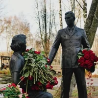 В Юбилейном парке Ярославля установили памятник курсанту и его невесте